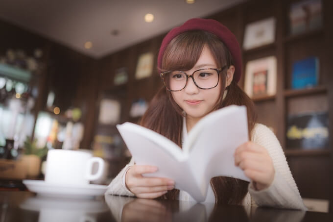 カフェで本を読む女性