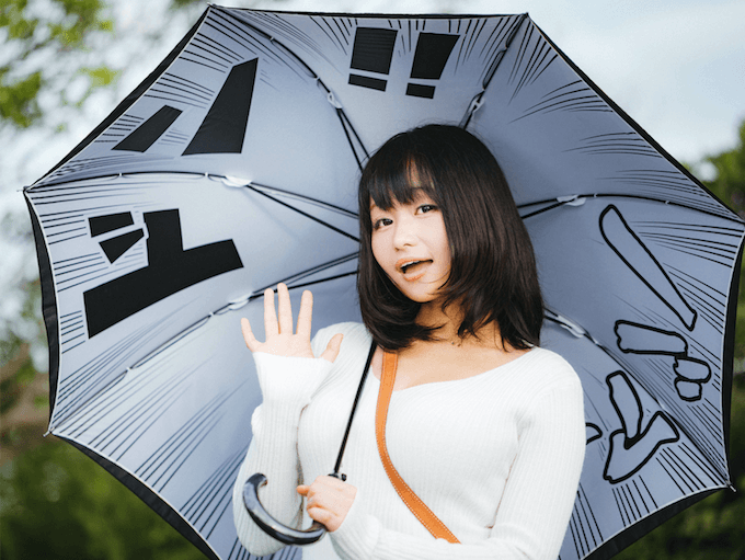 アニメ台詞の入った傘をさす女性